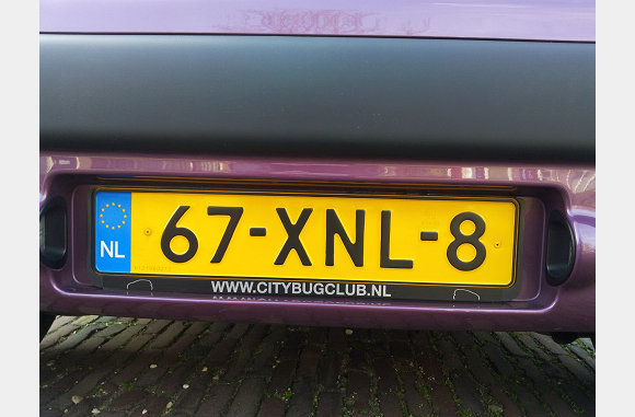 op Bots door REFZ een club sticker laten plakken