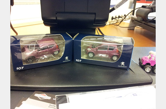 2 miniaturen van de 107, 1 origineel en 1 behandeld door mijn collega's