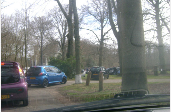richting het veldje