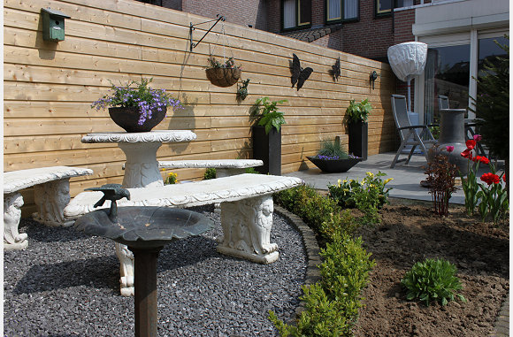 de tuin wordt aangekleed