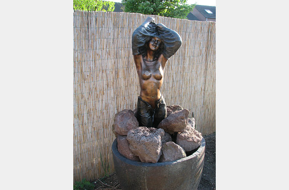 4 mei 2008, onze dame staat weer in de tuin, het water stroomt rustgevend langs haar.....