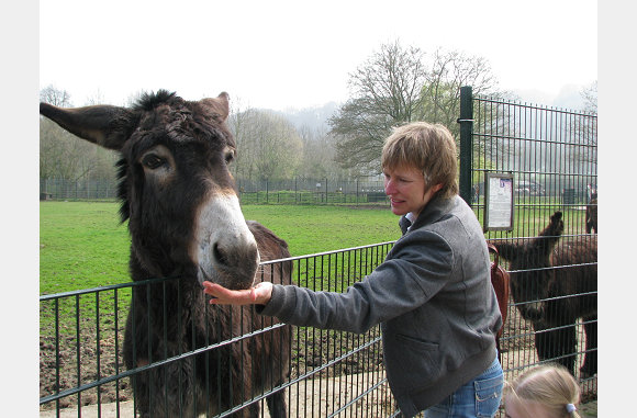 De dierentuin brengt ook in Yvonne het kind omhoog