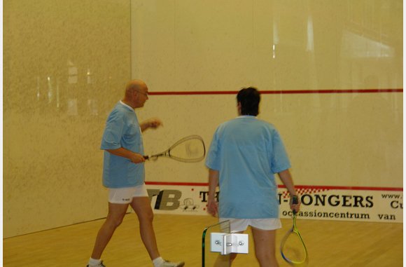 Winni en ik squashen.