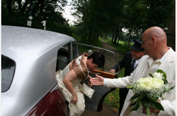 Niet makkelijk in en uit zo'n auto.