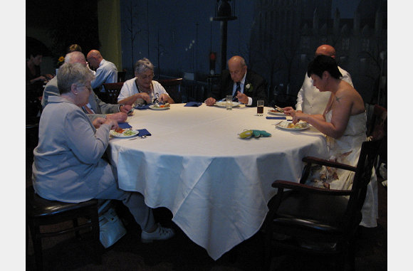 Wij zaten leuk aan de ronde tafel.