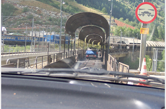 De autotrein op, tussen Goppenstein en Kandersteg.